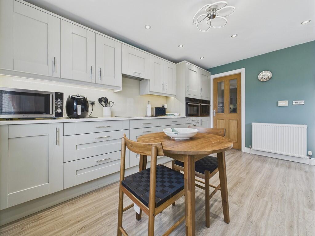 CAM04273G0-PR0172...