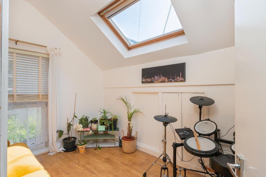 1S5L1CM - Bedroom B.jpg