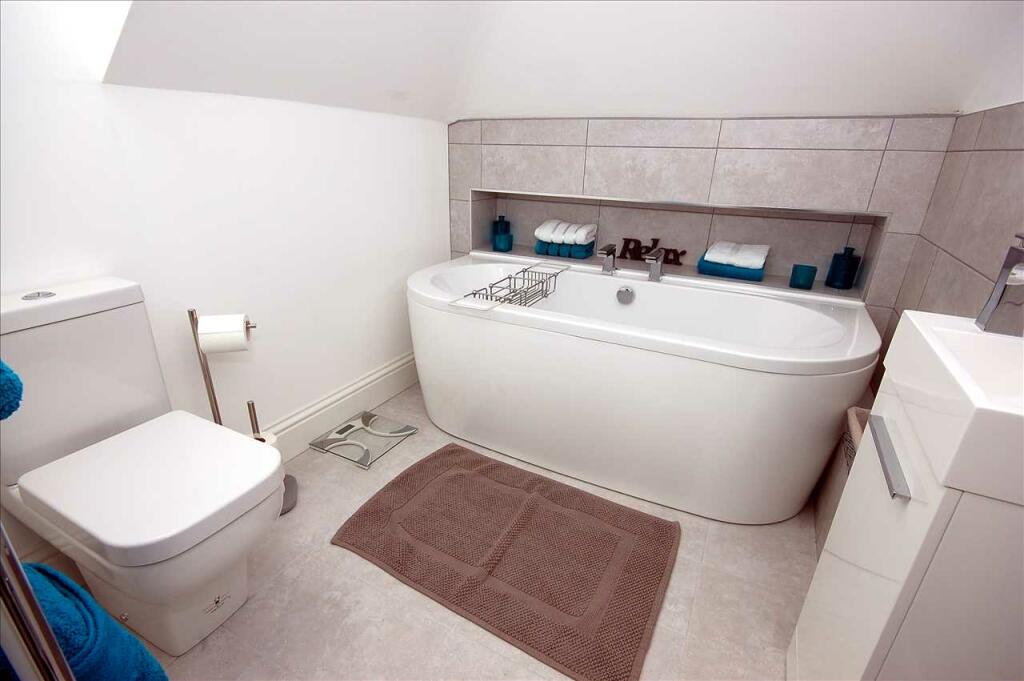 EN-SUITE BATHROOM