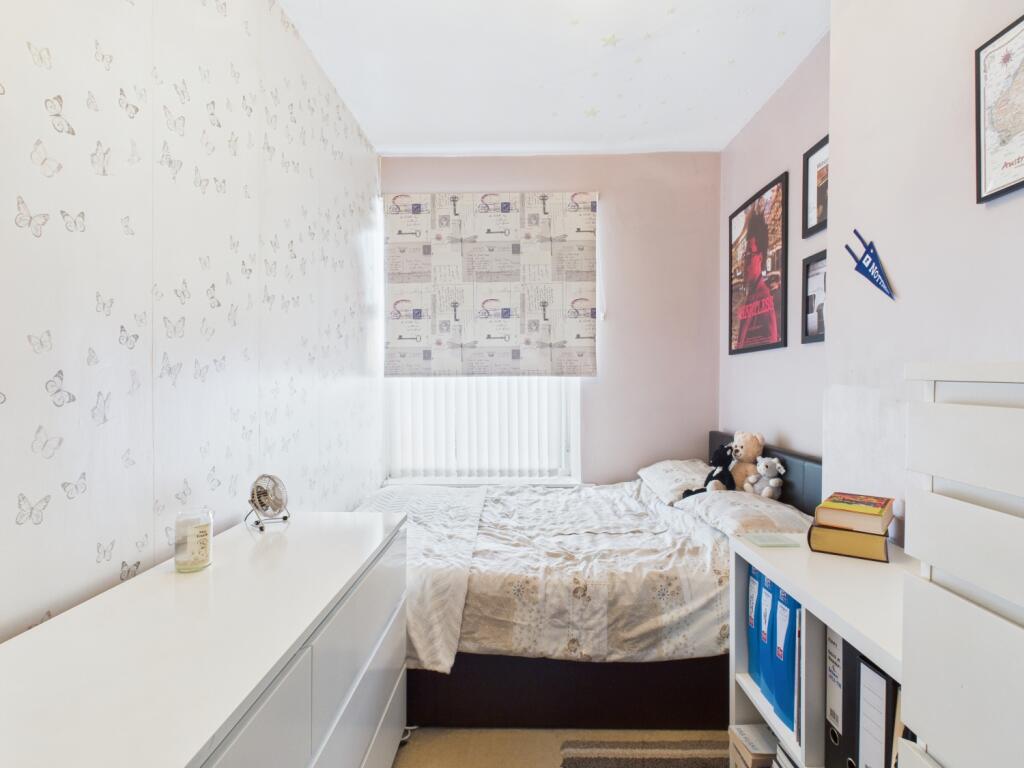 CAM03729G0-PR0203-STILL001