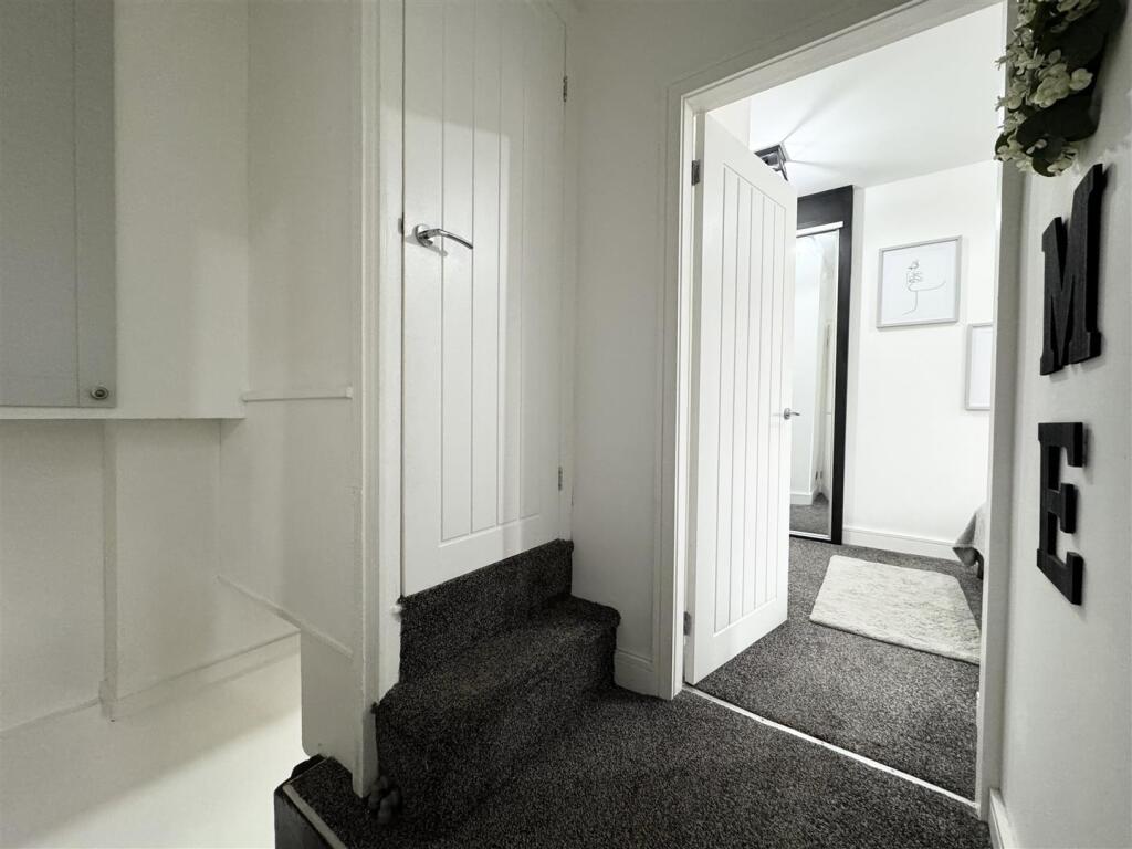FIRST FLOOR LANDING