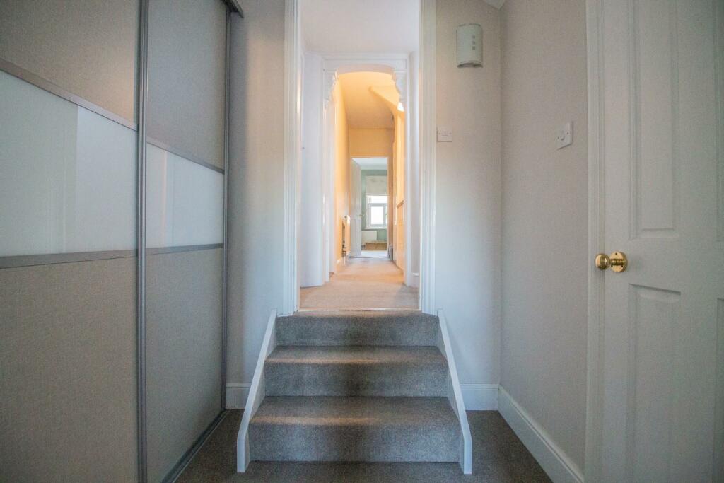 3 Victoria Street [Landing] 03.jpg