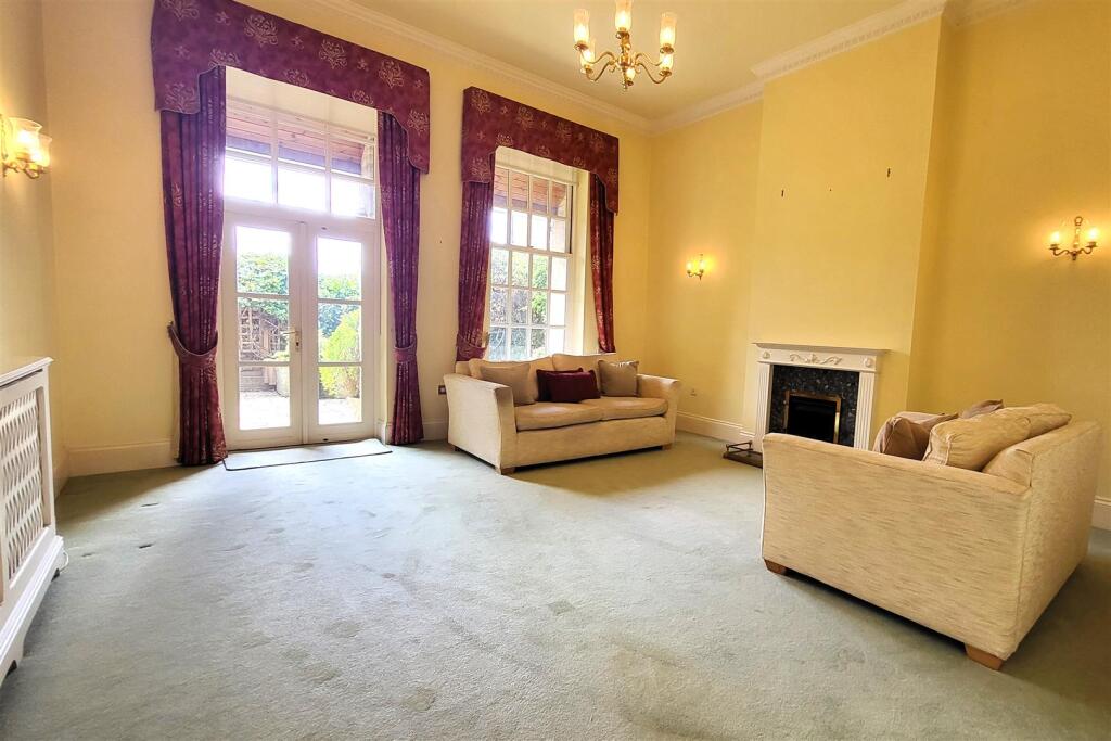 LIVING / DINING ROOM (pic 2)