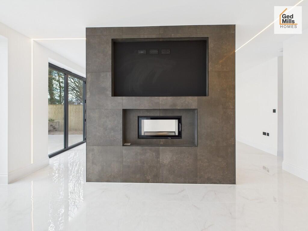 FEATURE FIREPLACE