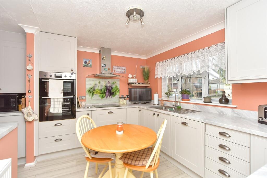 Kitchen/ Breakfast Area