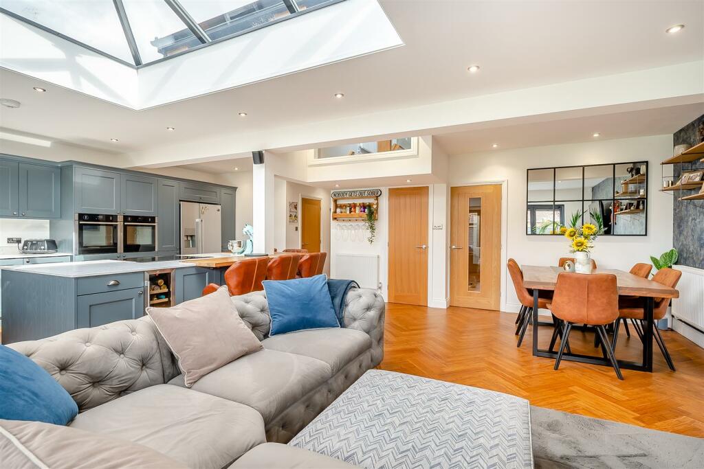 8593312-interior11.jpg