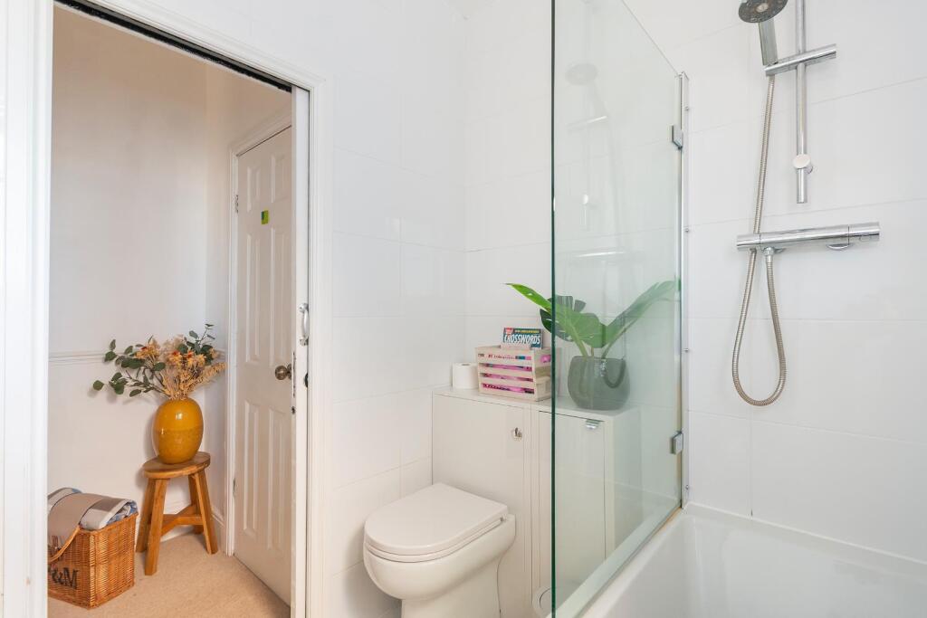 1W4R2BN - Bathroom A.jpg