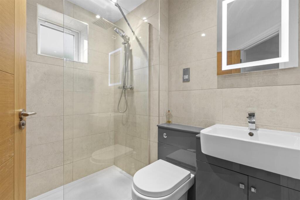 Flat 4, 77 London Road, HP11 1BN-4.jpg