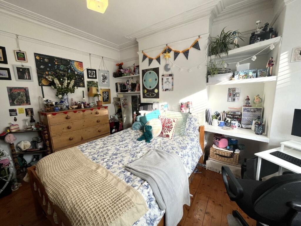 Bedroom 1 (2).JPG
