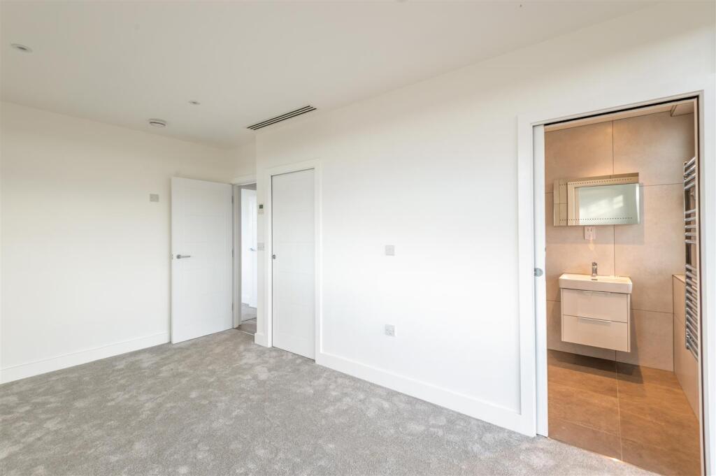 Flat 26 013.JPG