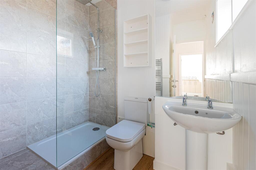 Carisbrooke Way 13a-6.jpg