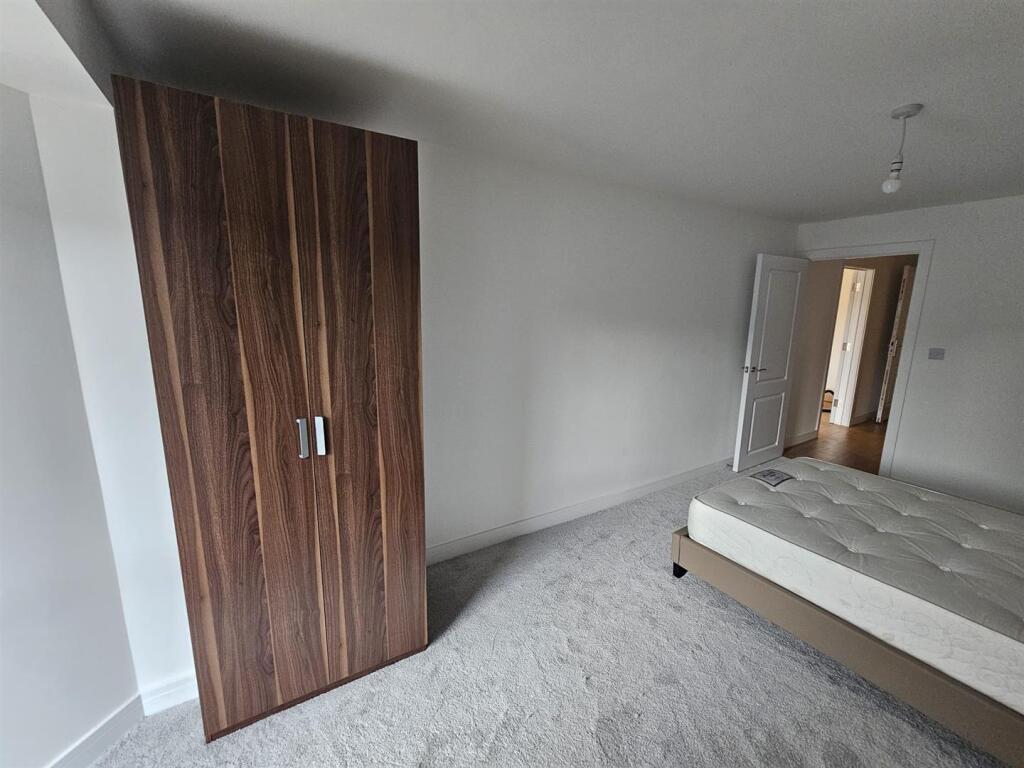 Shepherd Court, London, E14