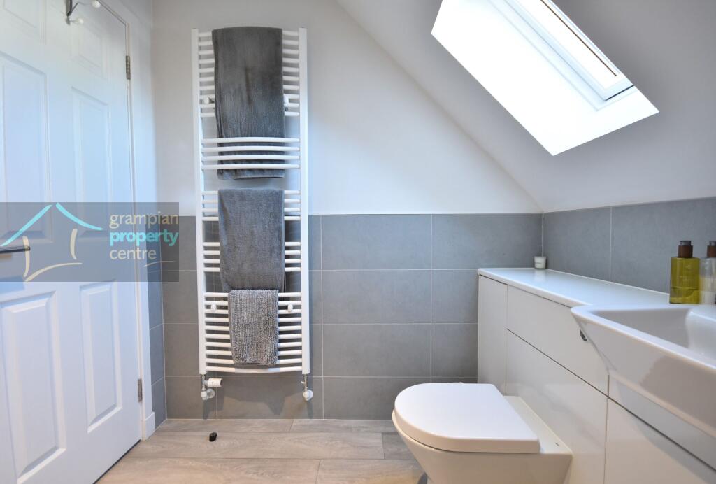 en-suite bed 1 2.JPG