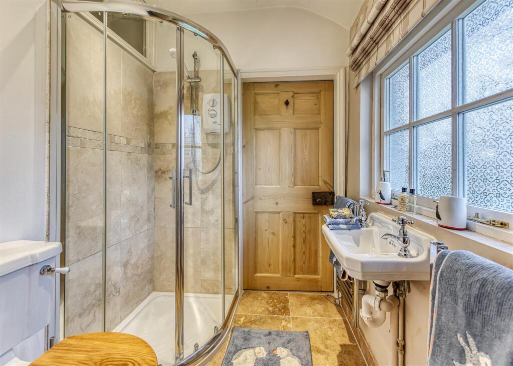 The Grove-bed2 ensuite.jpg