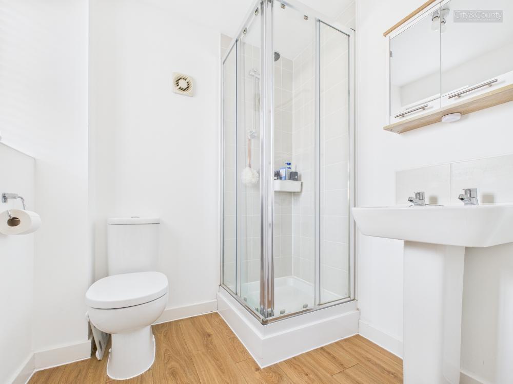 En-Suite To Master Bedroom