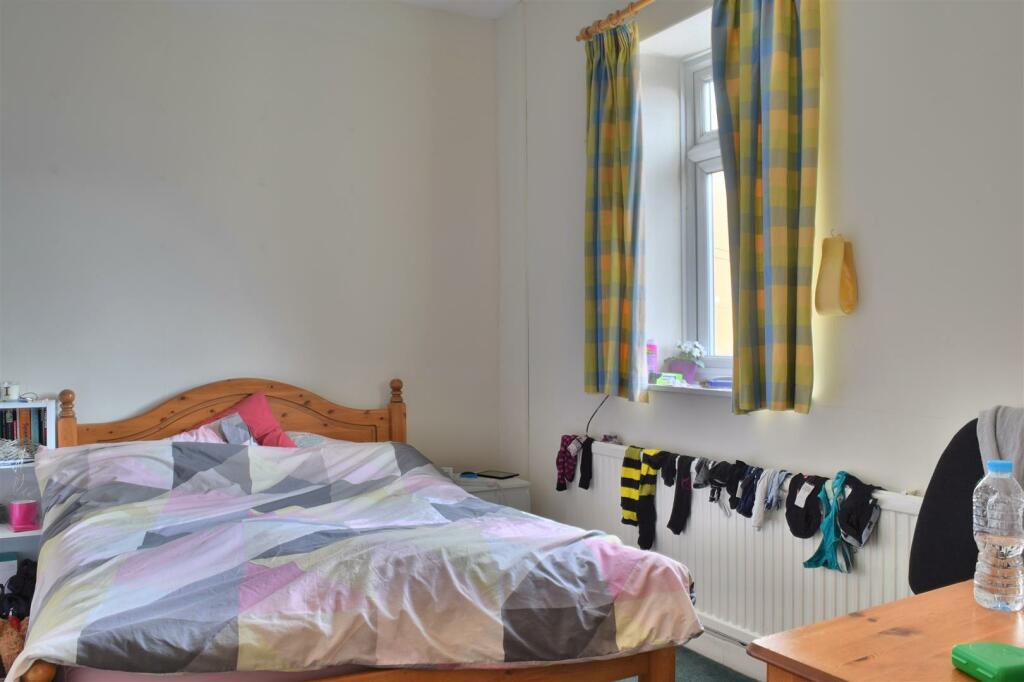 bedroom 6.jpg