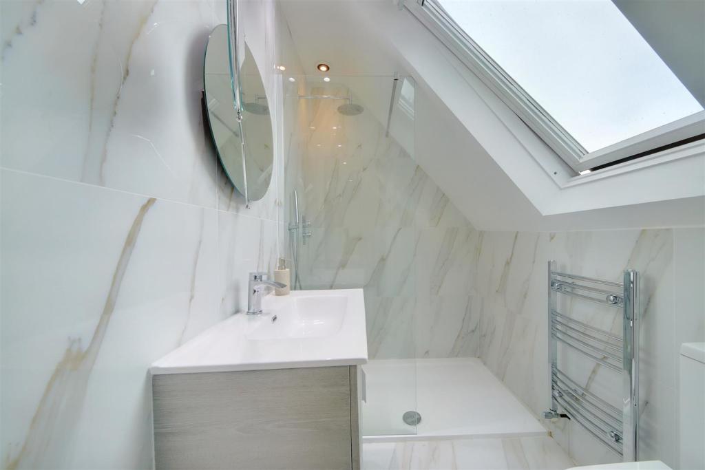 Ensuite Bathroom.jpg