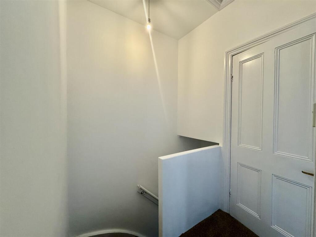 FIRST FLOOR LANDING
