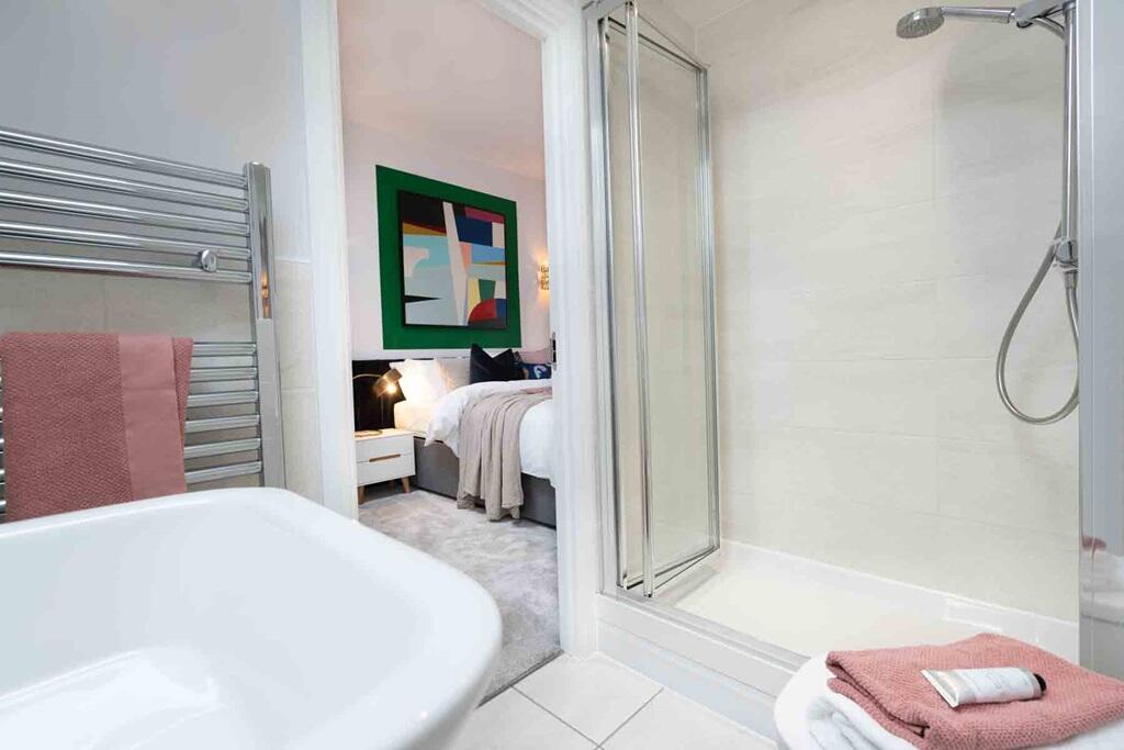 Modern en-suite shower room