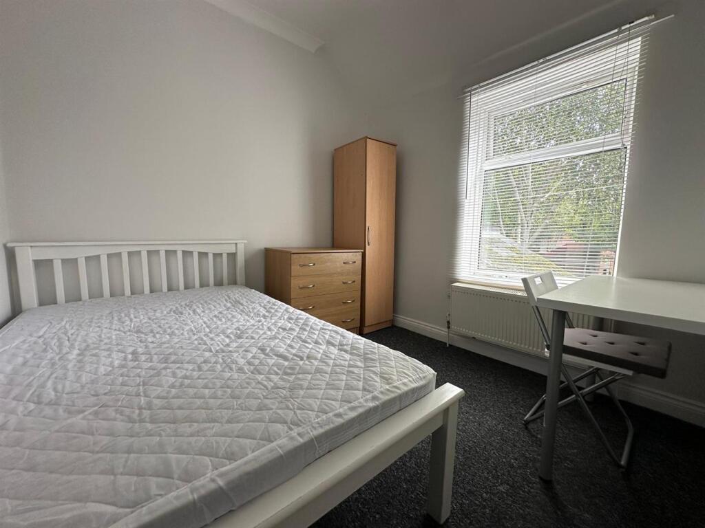 Bed2.jpg