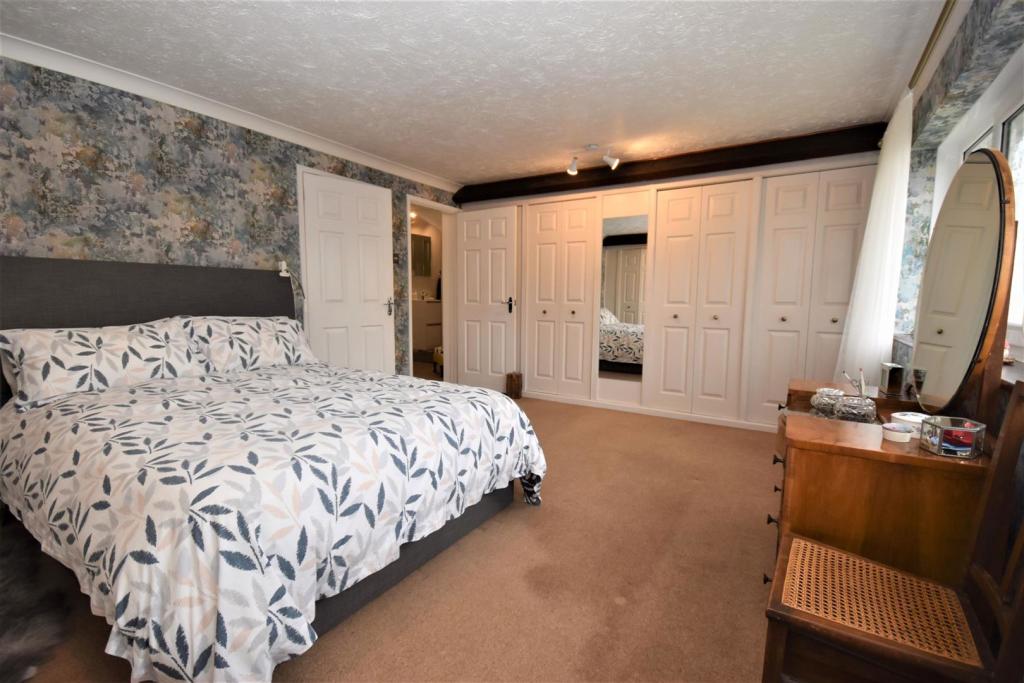 Master Bedroom..JPG