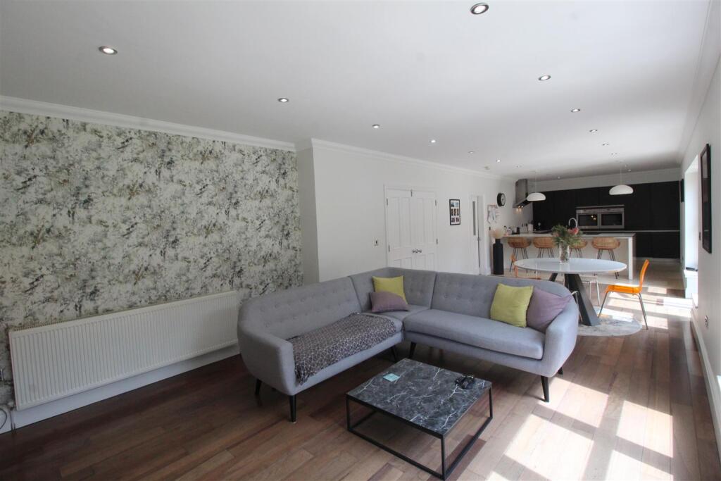 Clifton Drive South, Kitchen Diner 3.JPG