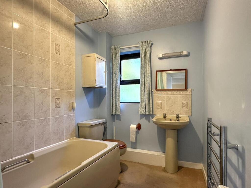 BATHROOM/WC