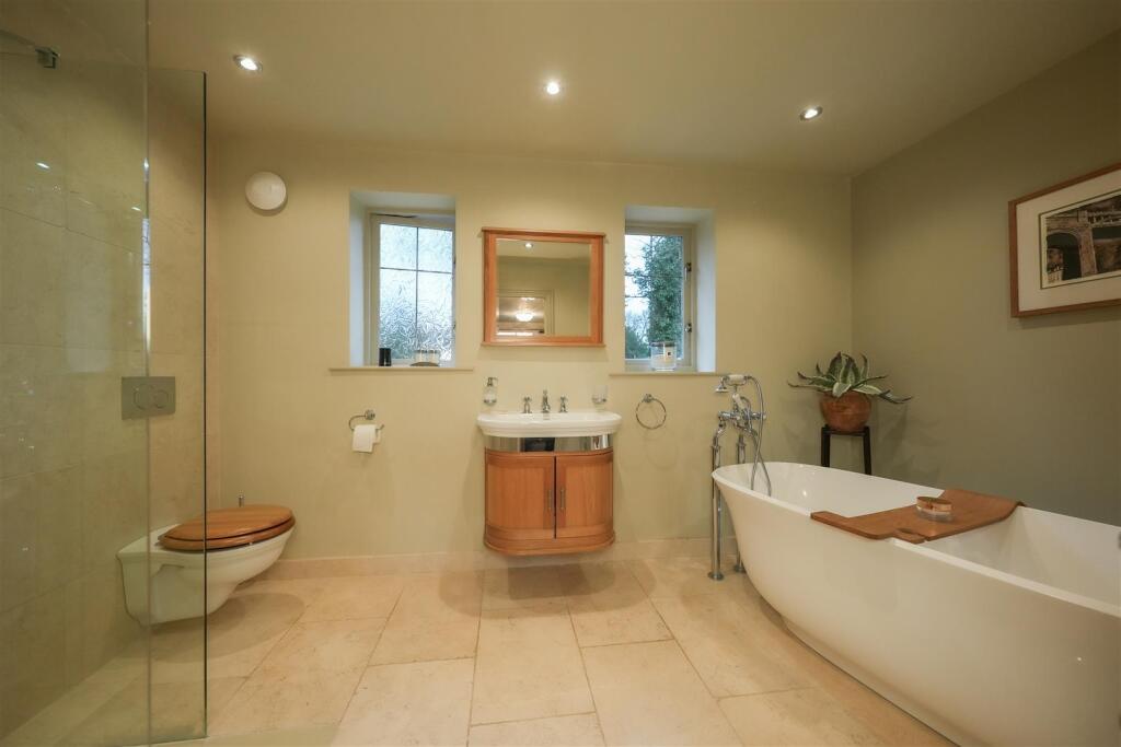 EN-SUITE BATHROOM