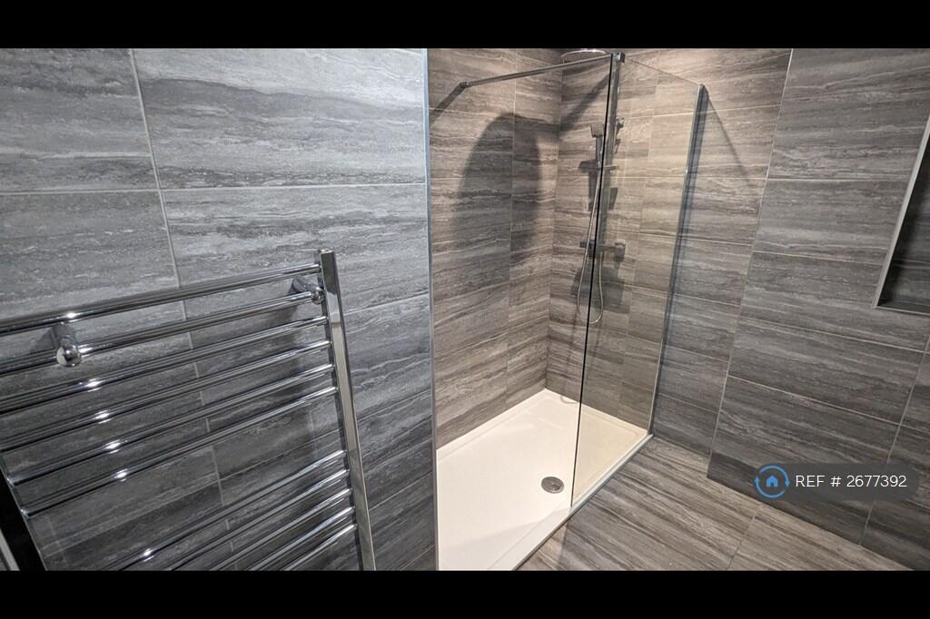 Middle Floor Bathroom