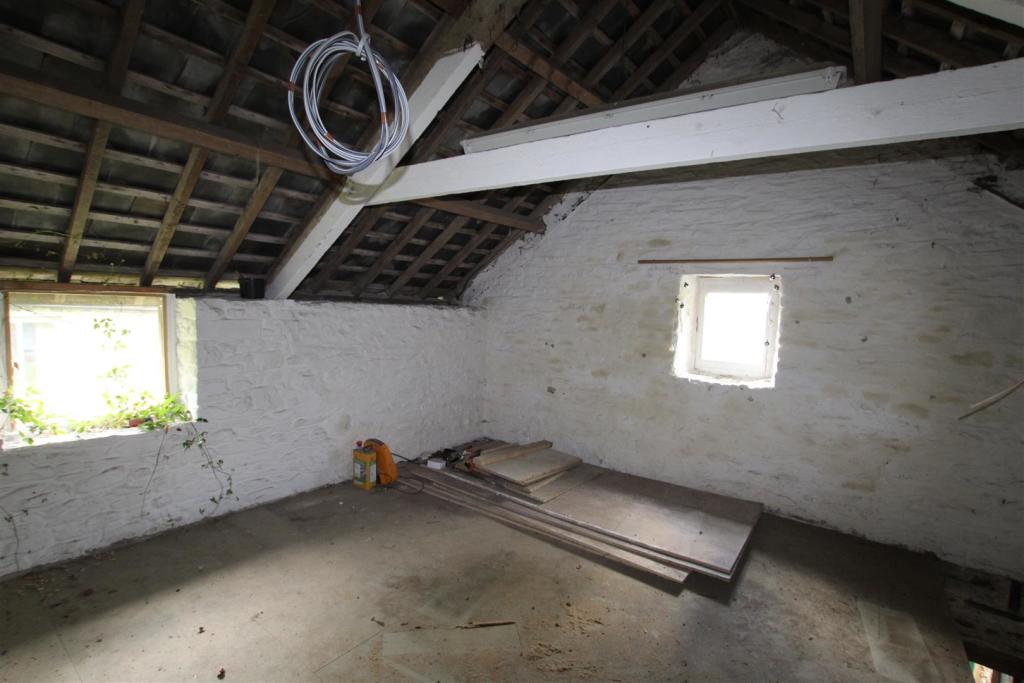 adj barn internal 1st floor.JPG