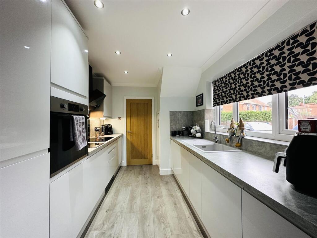 Kitchen 2.jpg