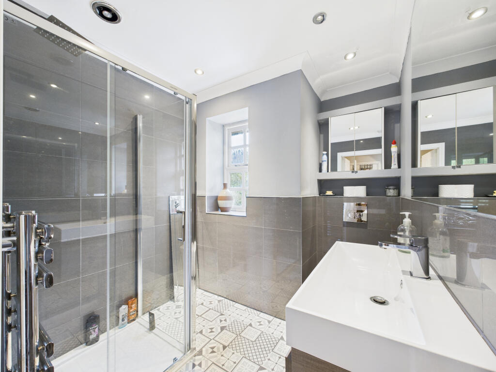 CAM01354G0-PR0601-STILL037