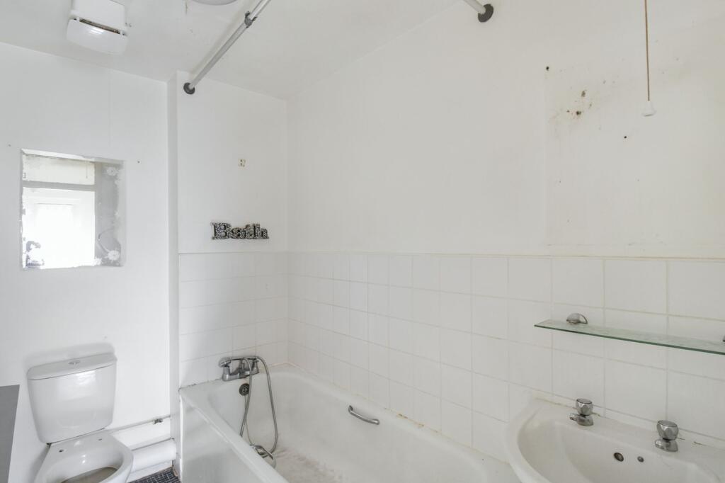 13 Oakley Close, Beckton, London E6 5RT
