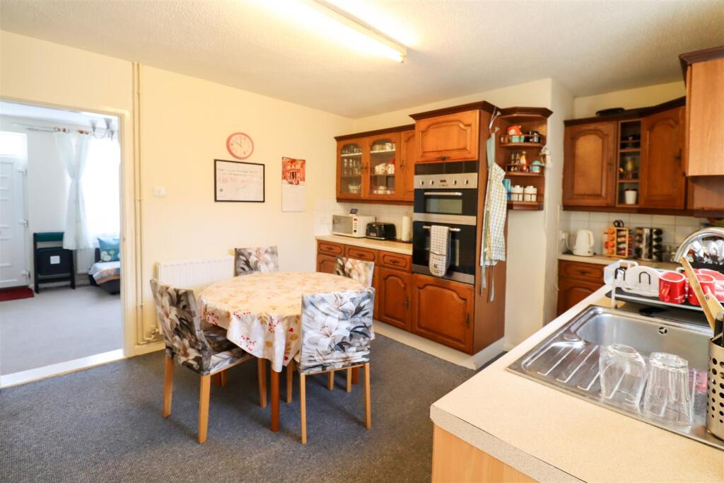 Kitchen 2.jpg
