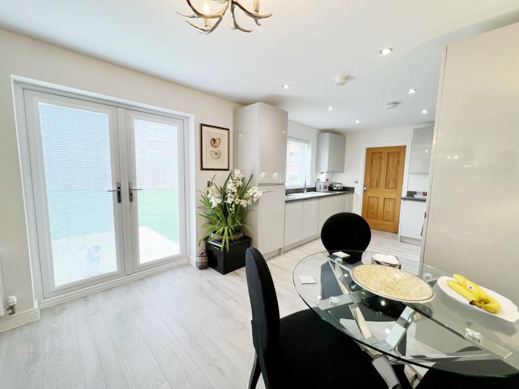 Kitchen Family Room 4.jpg