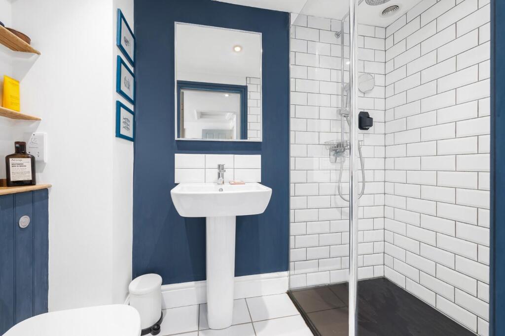 Bedroom1 ensuite.jpg