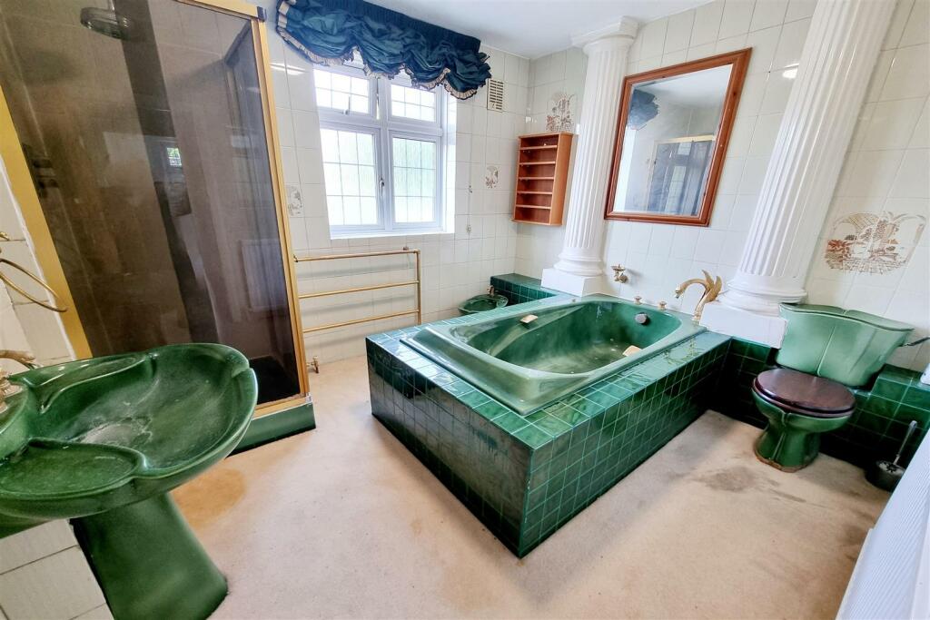 LARGE FAMILY BATHROOM: