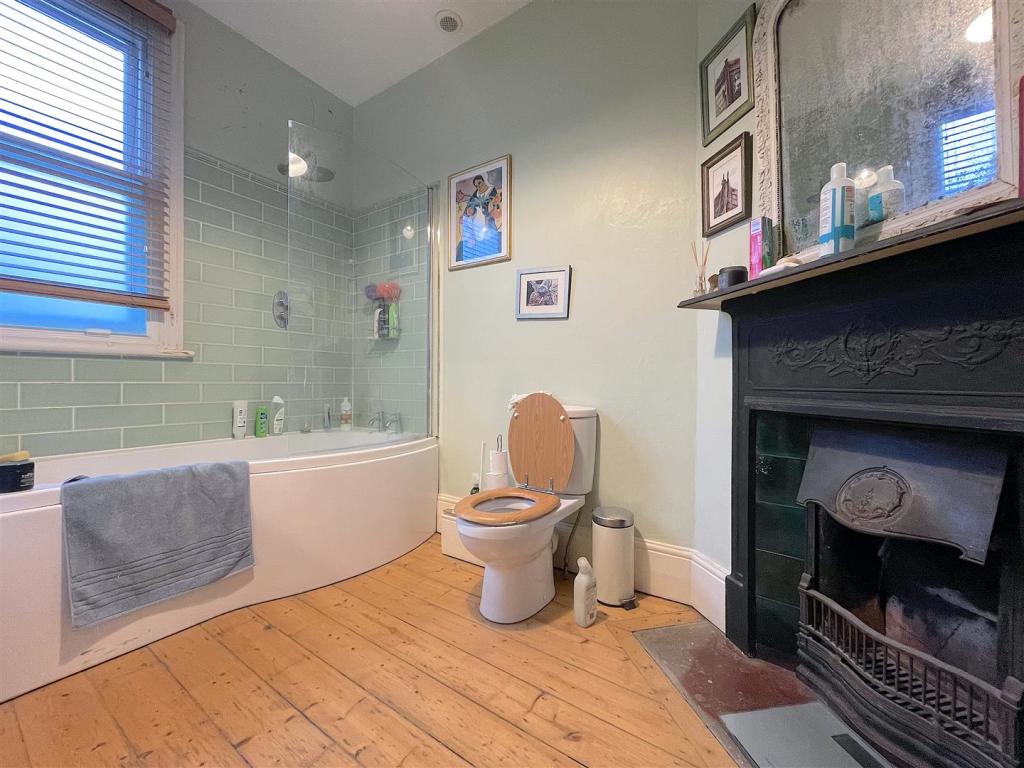 Family Bathroom (1).jpeg