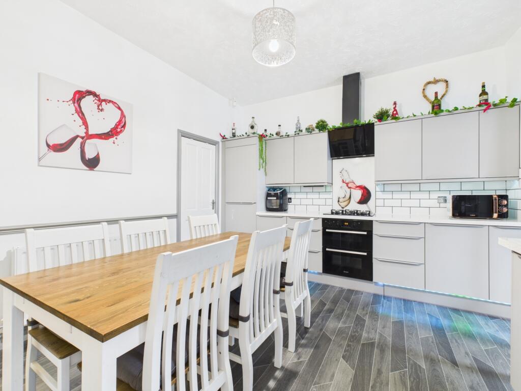 CAM03729G0-PR0019-STILL006