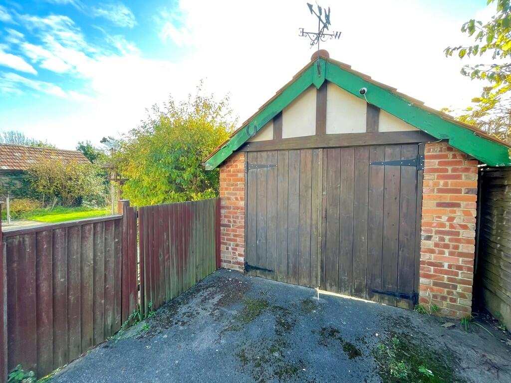 29 Knightscroft A...