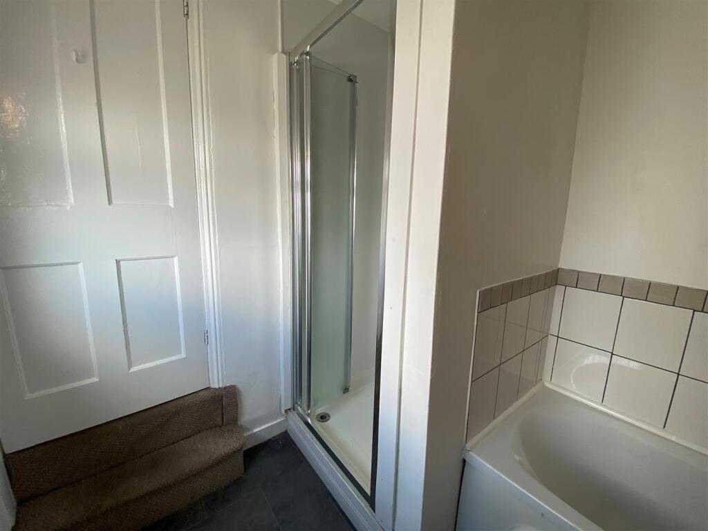 21 Phyllis Street - bathroom 2.jpg