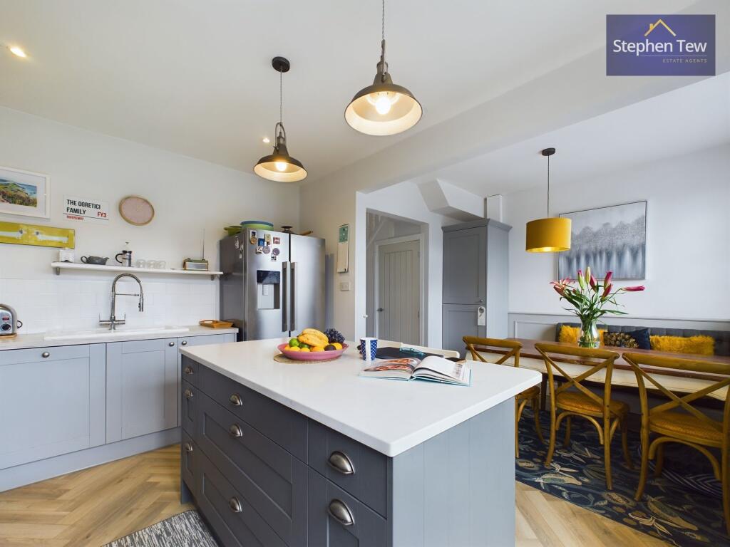 Kitchen/ Dining Room