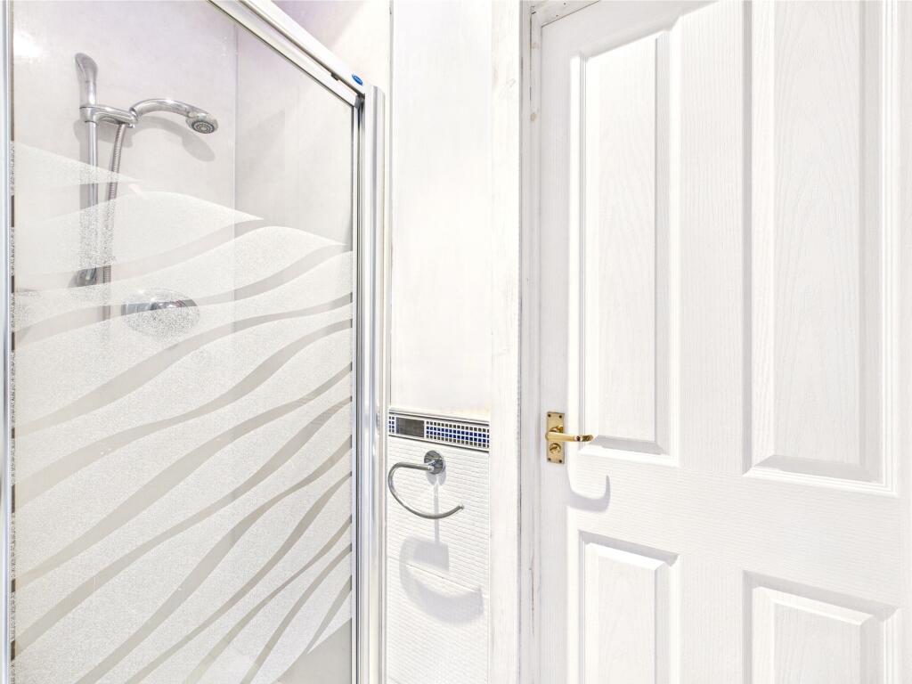 Shower room.