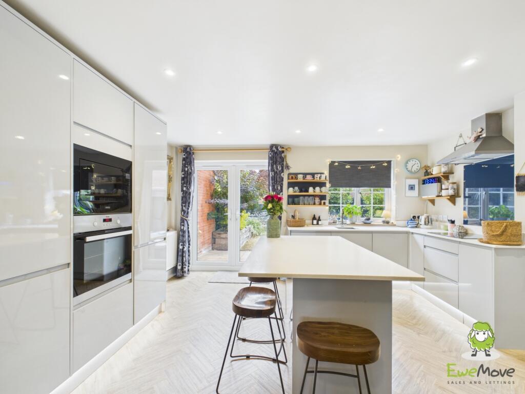 EweMove Estate Agents Basingstoke - 2 Cowslip Bank