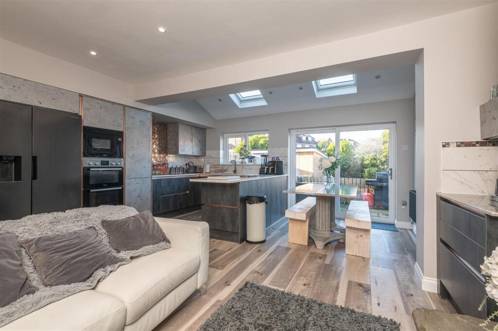 24 - 23 Queens Drive S75 2QQ.jpg