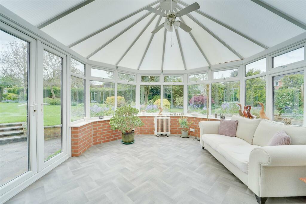 Santis House, 24 Tithe Cl, Gazeley-18.jpg