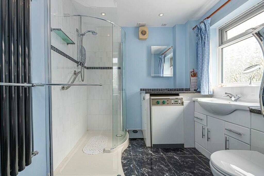 En-suite Shower rm