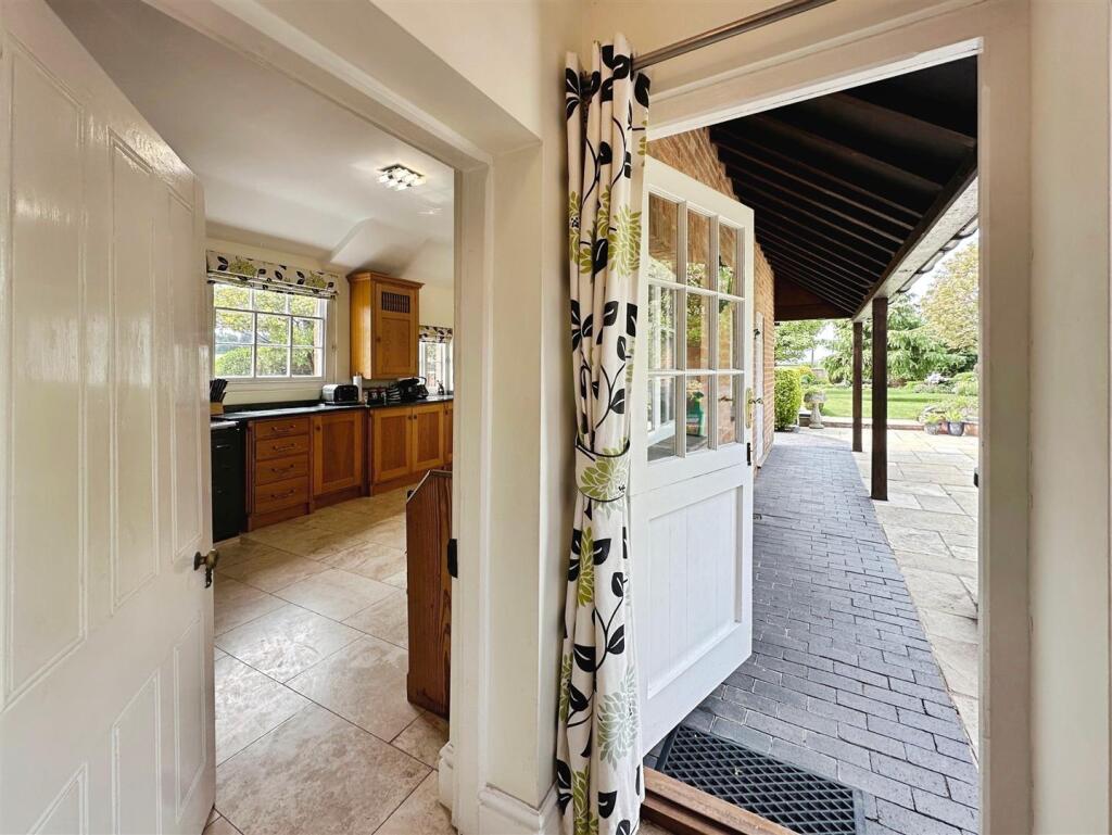 d4e59b36--4F3B-83E2-D5632D817C25-66306-00001570F27