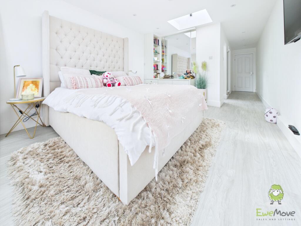 CAM01543G0-PR0142-STILL032