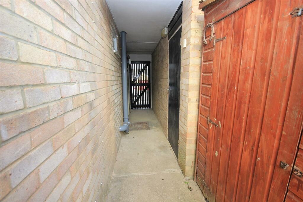 Side Access to Garage.JPG